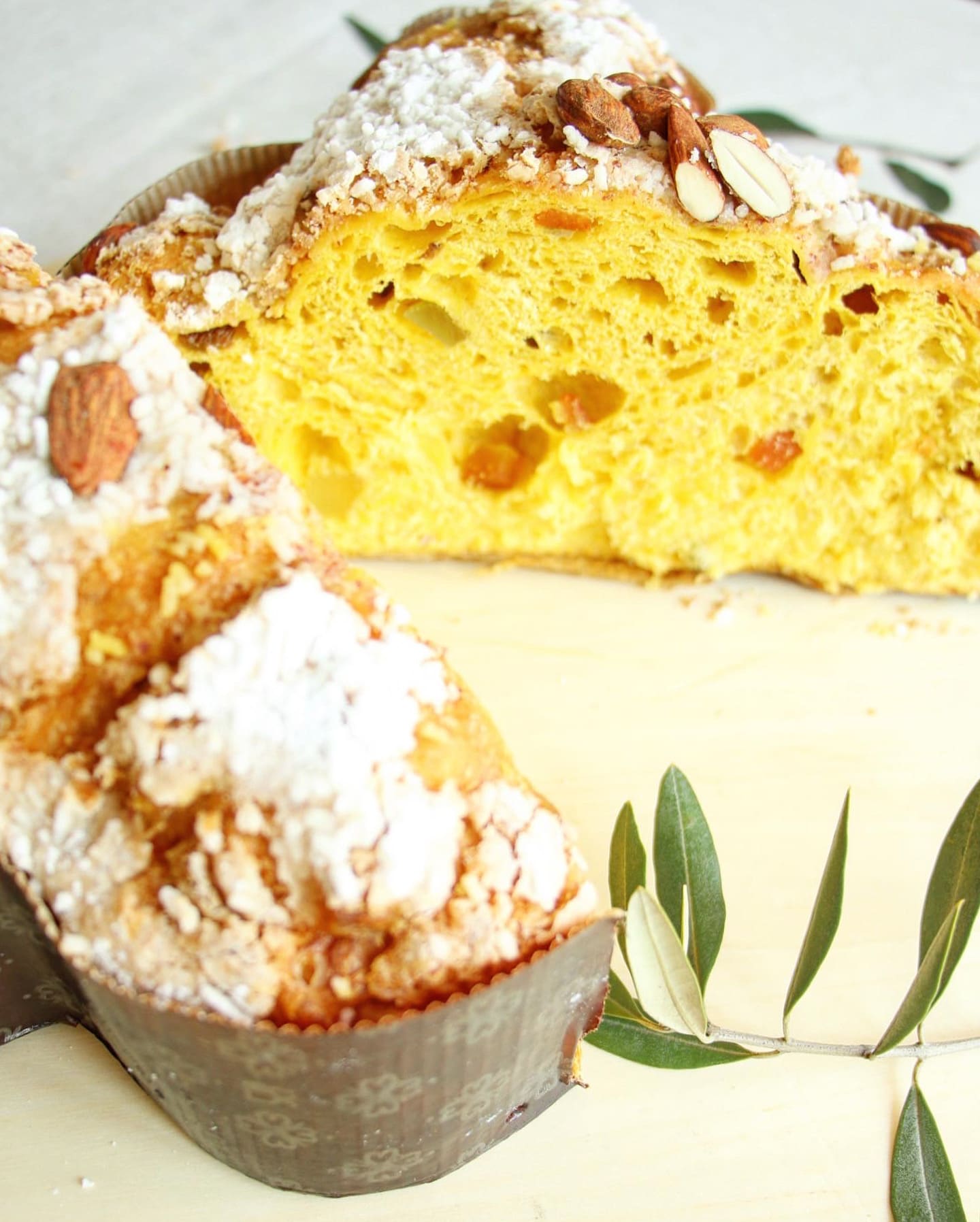 Fetta di colomba pasquale artigianale, consistenza soffice