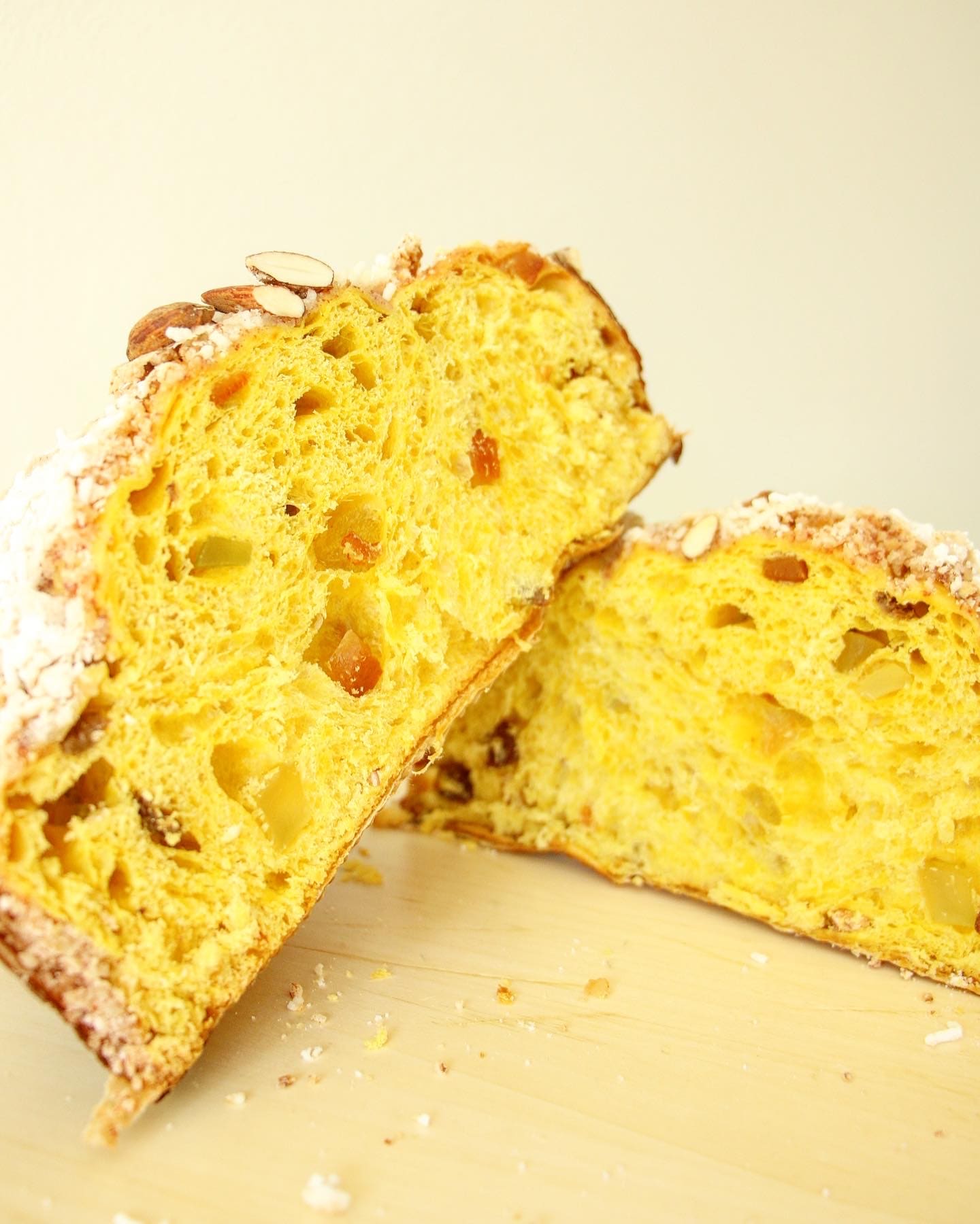 Fette di colomba pasquale artigianale su tavola