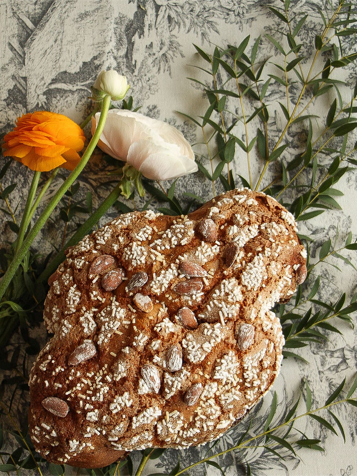 Colomba pasquale artigianale con mandorle tra i fiori