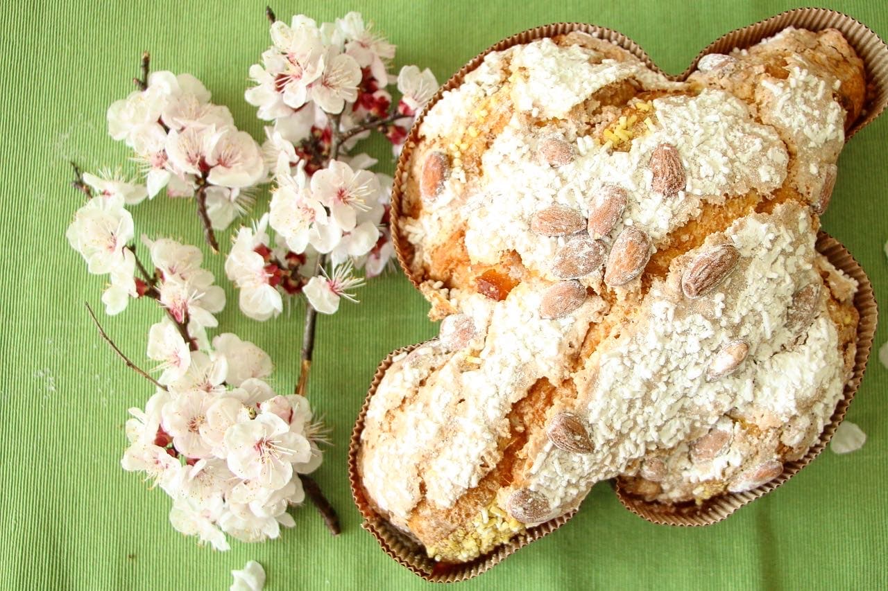 Colomba pasquale artigianale glassata con mandorle e fiori di ciliegio