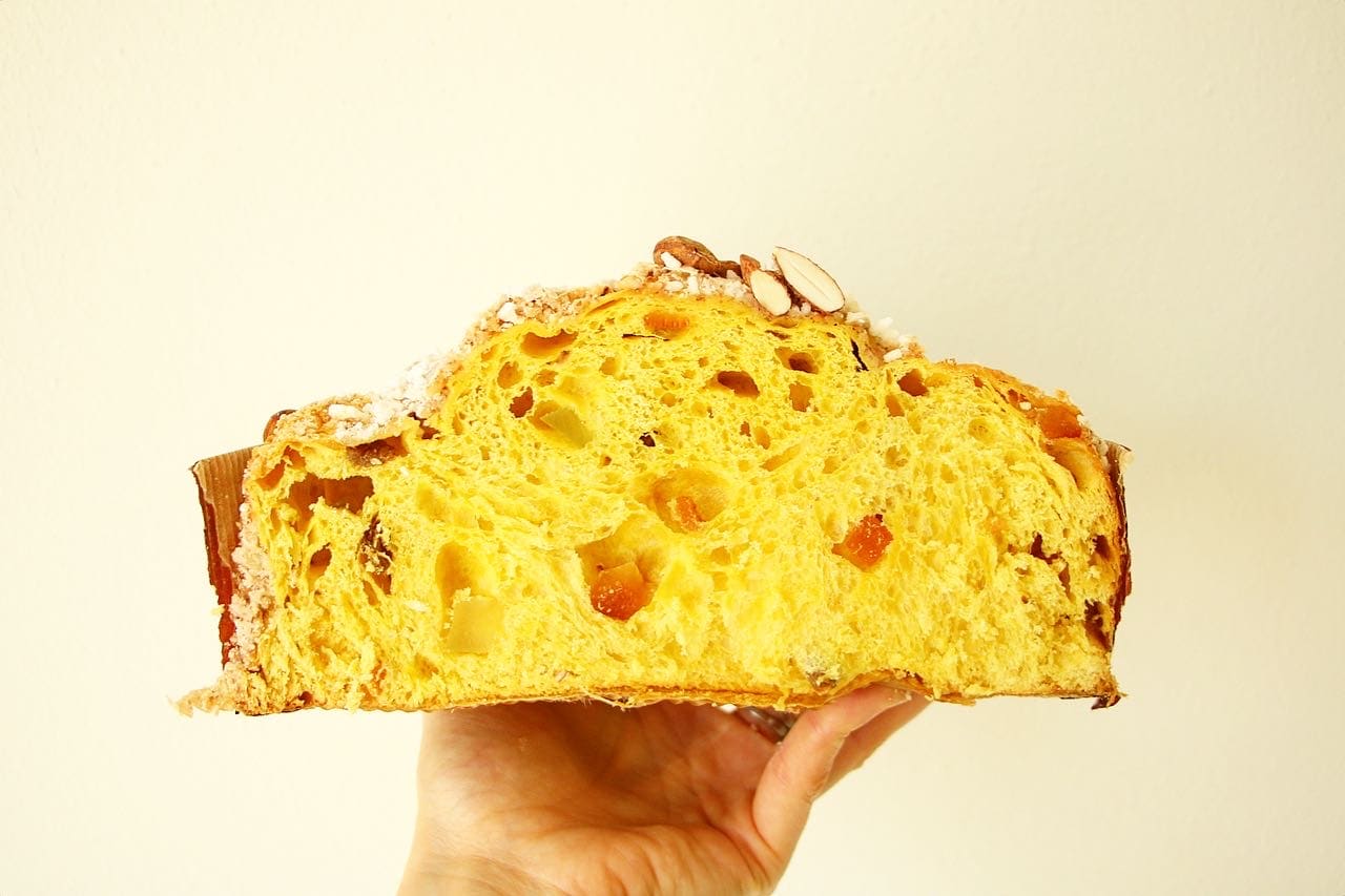 Colomba pasquale tenuta in mano, dettaglio glassa e mandorle