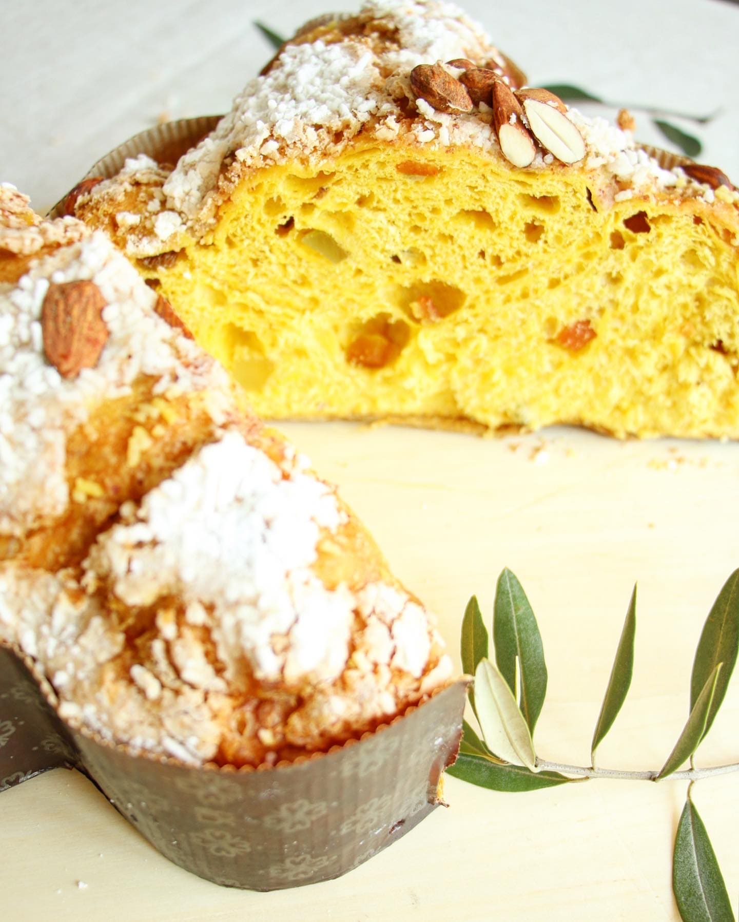 Fette di colomba pasquale artigianale su tavola