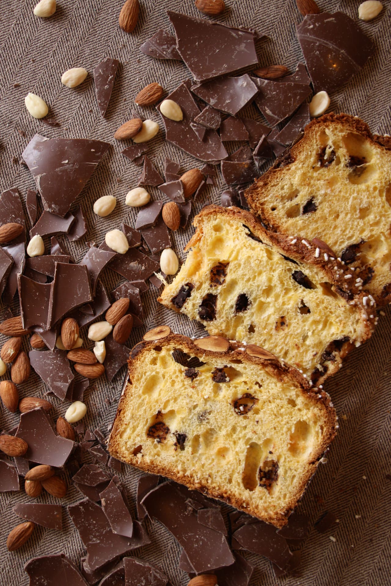 Fetta di colomba pasquale al cioccolato con nocciole