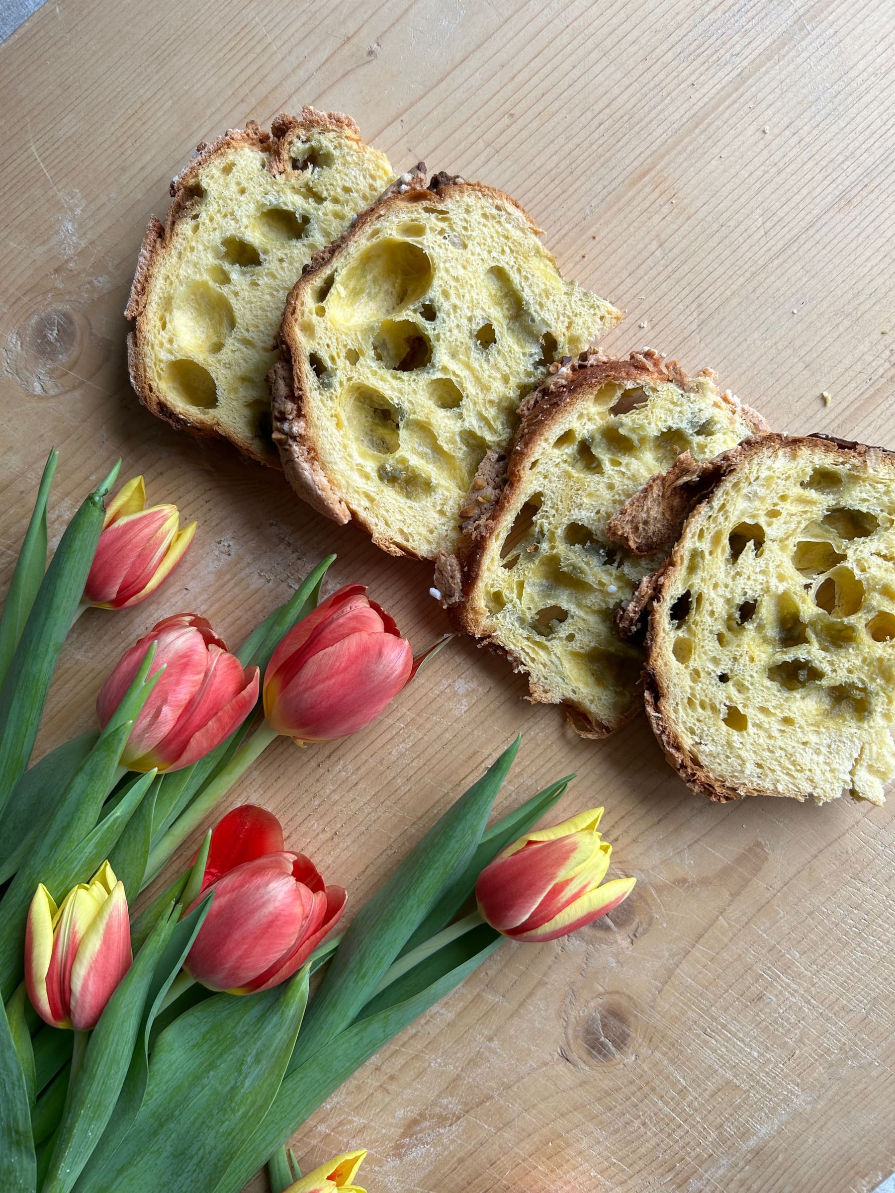 Fette di colomba pasquale con scaglie di cioccolato e mandorle