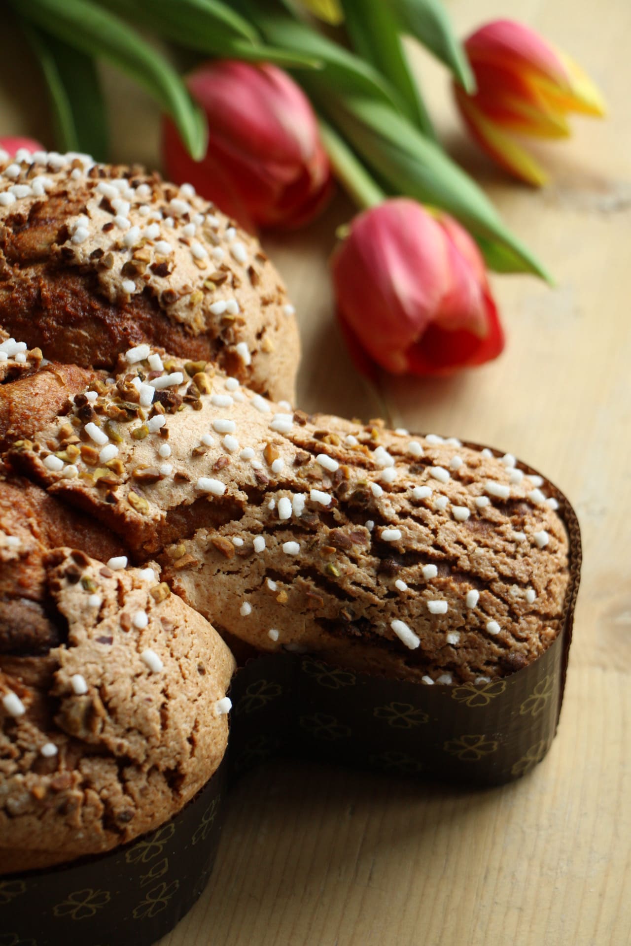 Fette di colomba pasquale artigianale tra tulipani