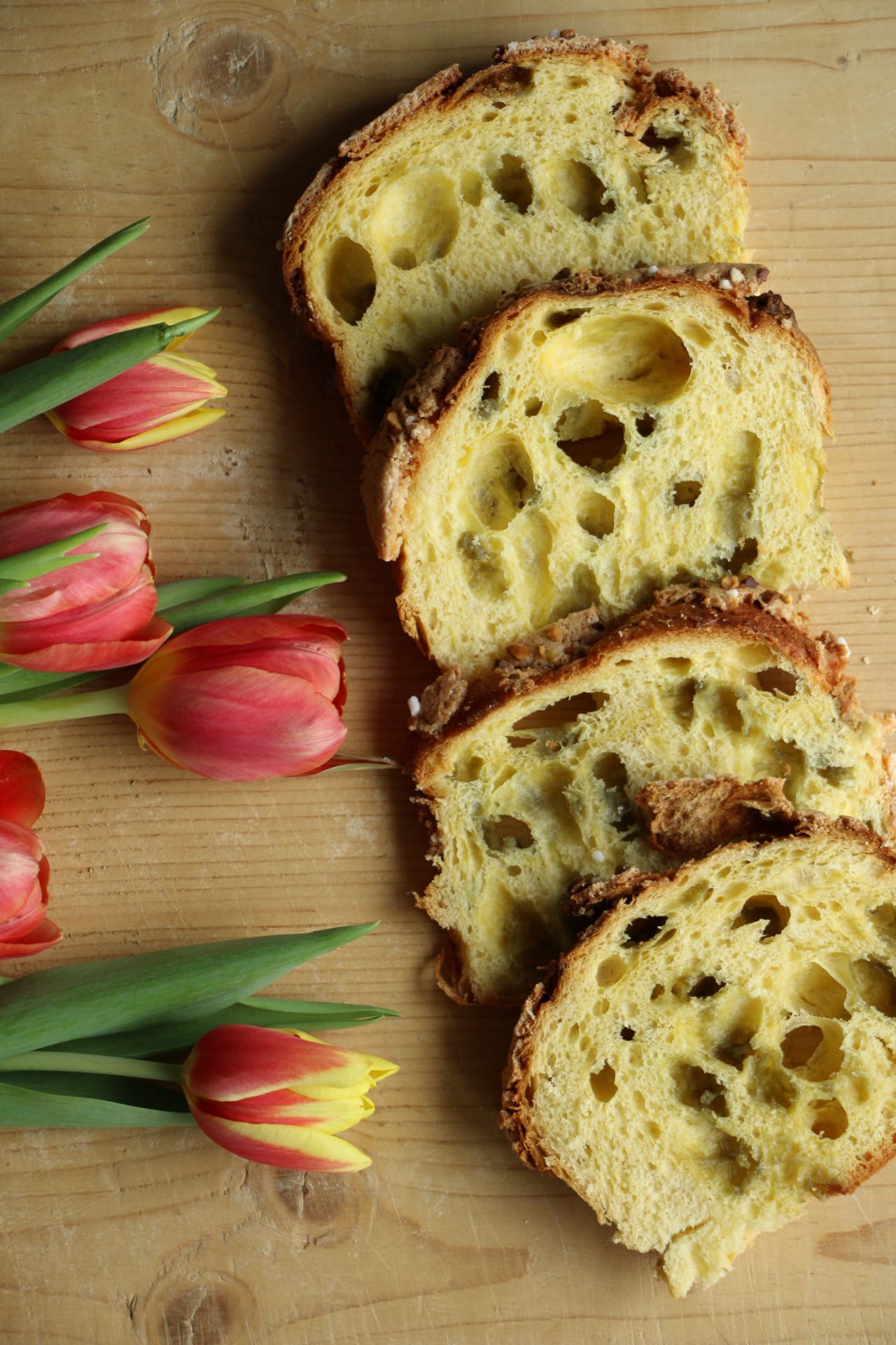 Colomba pasquale con granella tra tulipani, dettaglio glassa