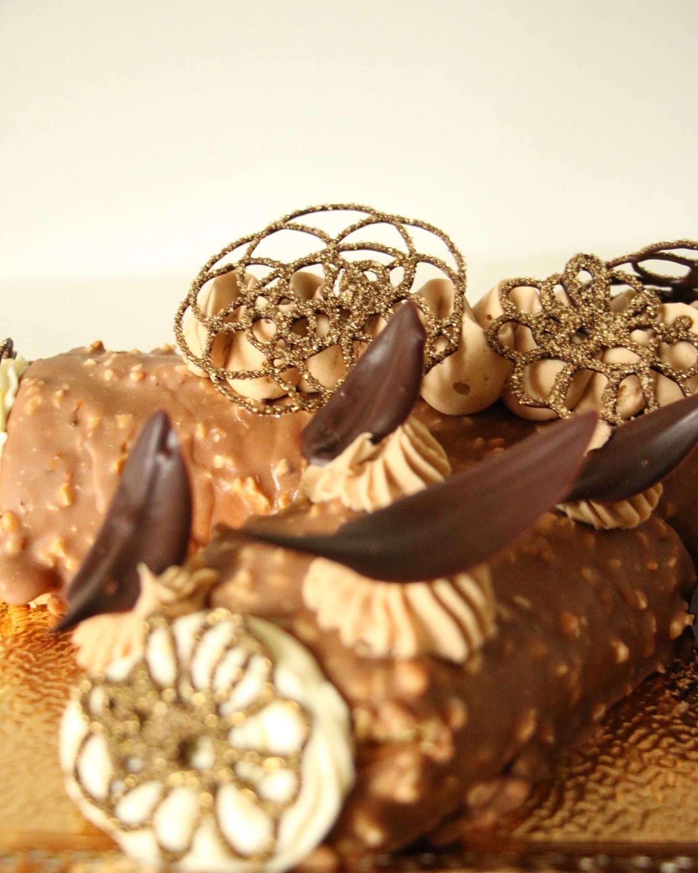 Tronchetto di Natale al cioccolato, dettaglio decorazioni dorate