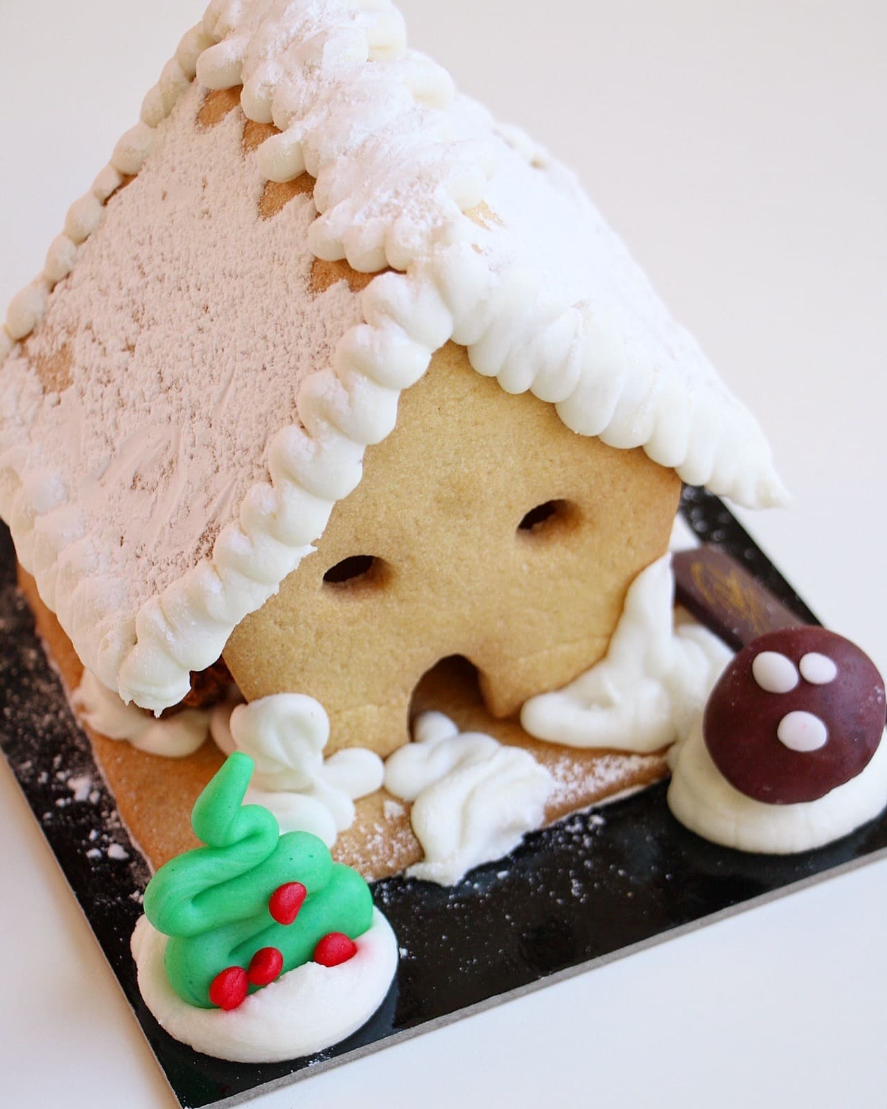 Casetta di pan di zenzero decorata per Natale