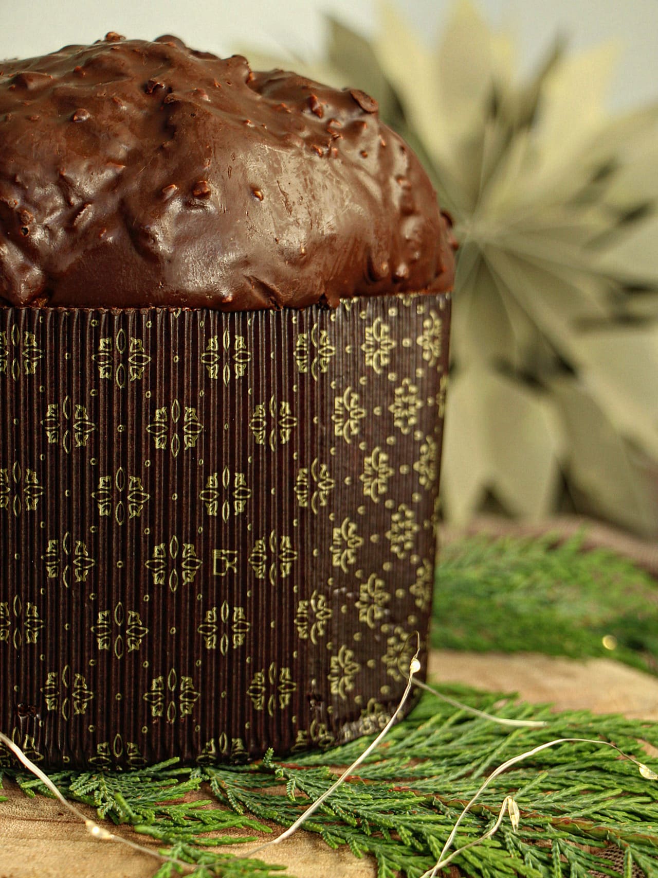 Panettone glassato al cioccolato fondente in confezione natalizia