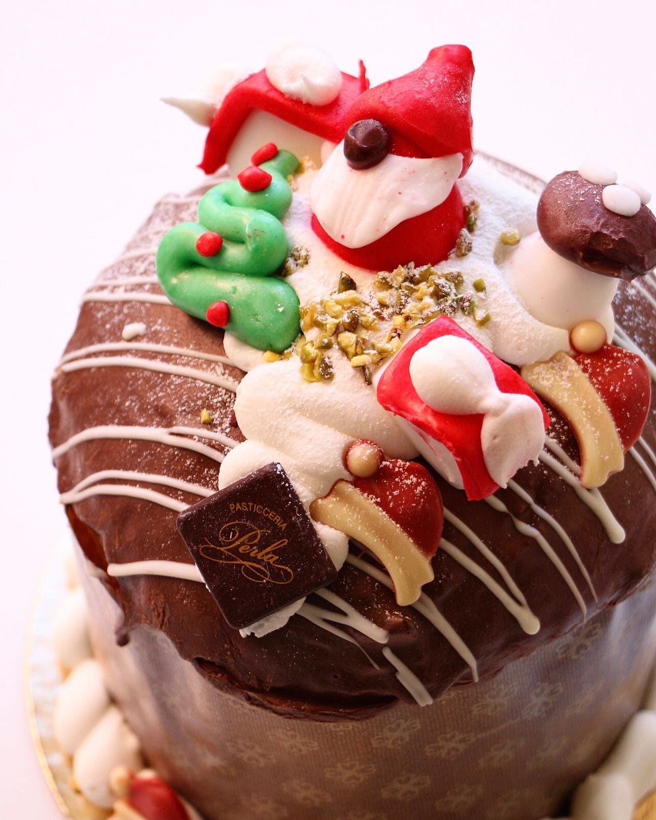 Panettone decorato a tema Babbo Natale con glassa e granella