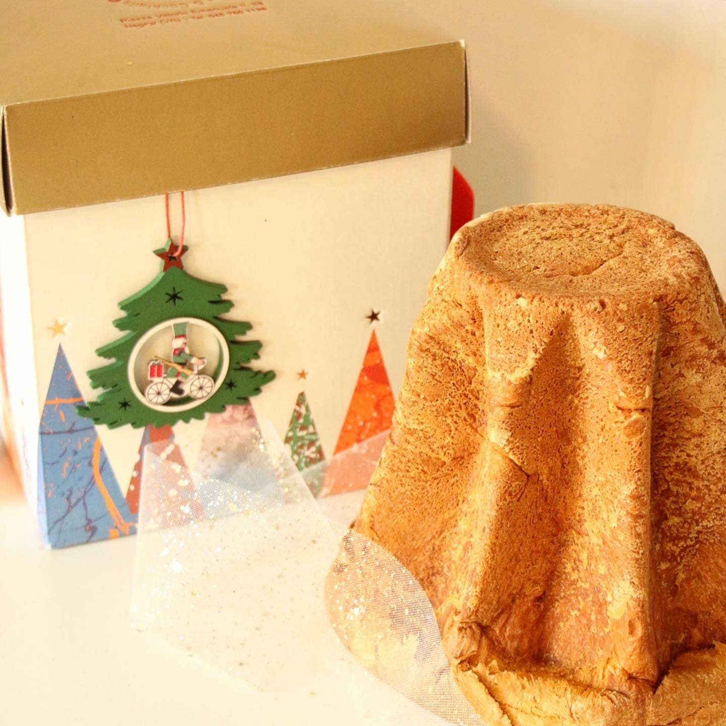 Pandoro glassato con decorazione natalizia in scatola