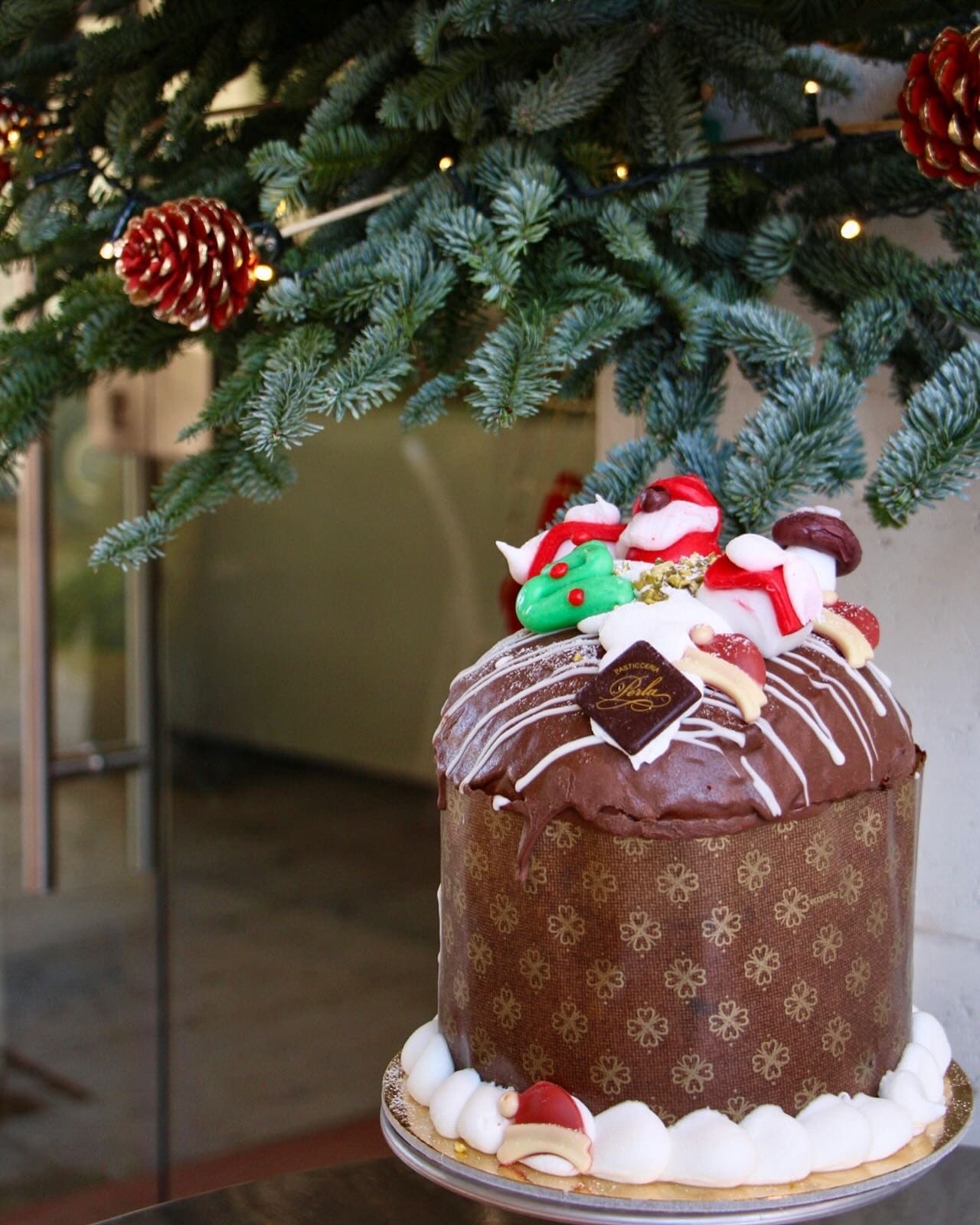 Panettone glassato al cioccolato con decorazioni natalizie