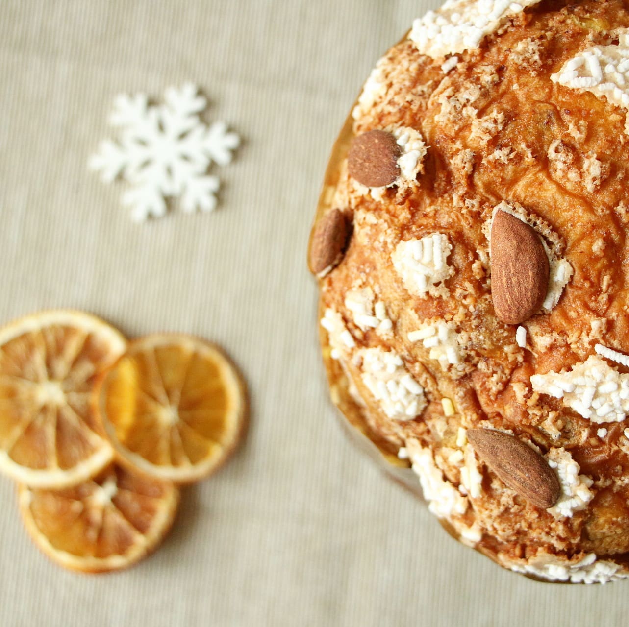 Torta con arance disidratate e mandorle, decorazione natalizia