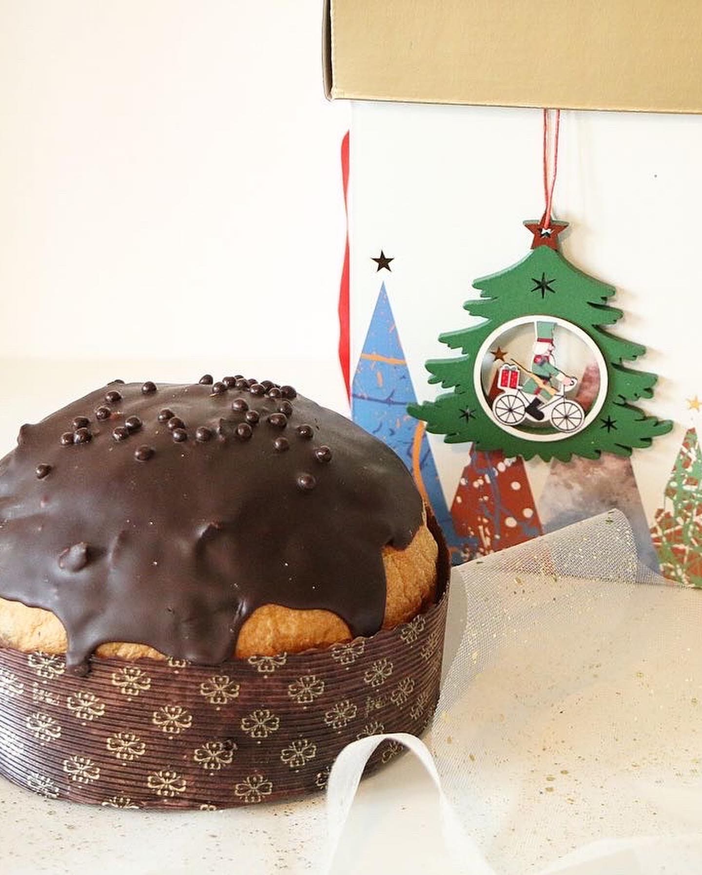 Panettone glassato al cioccolato fondente in confezione natalizia