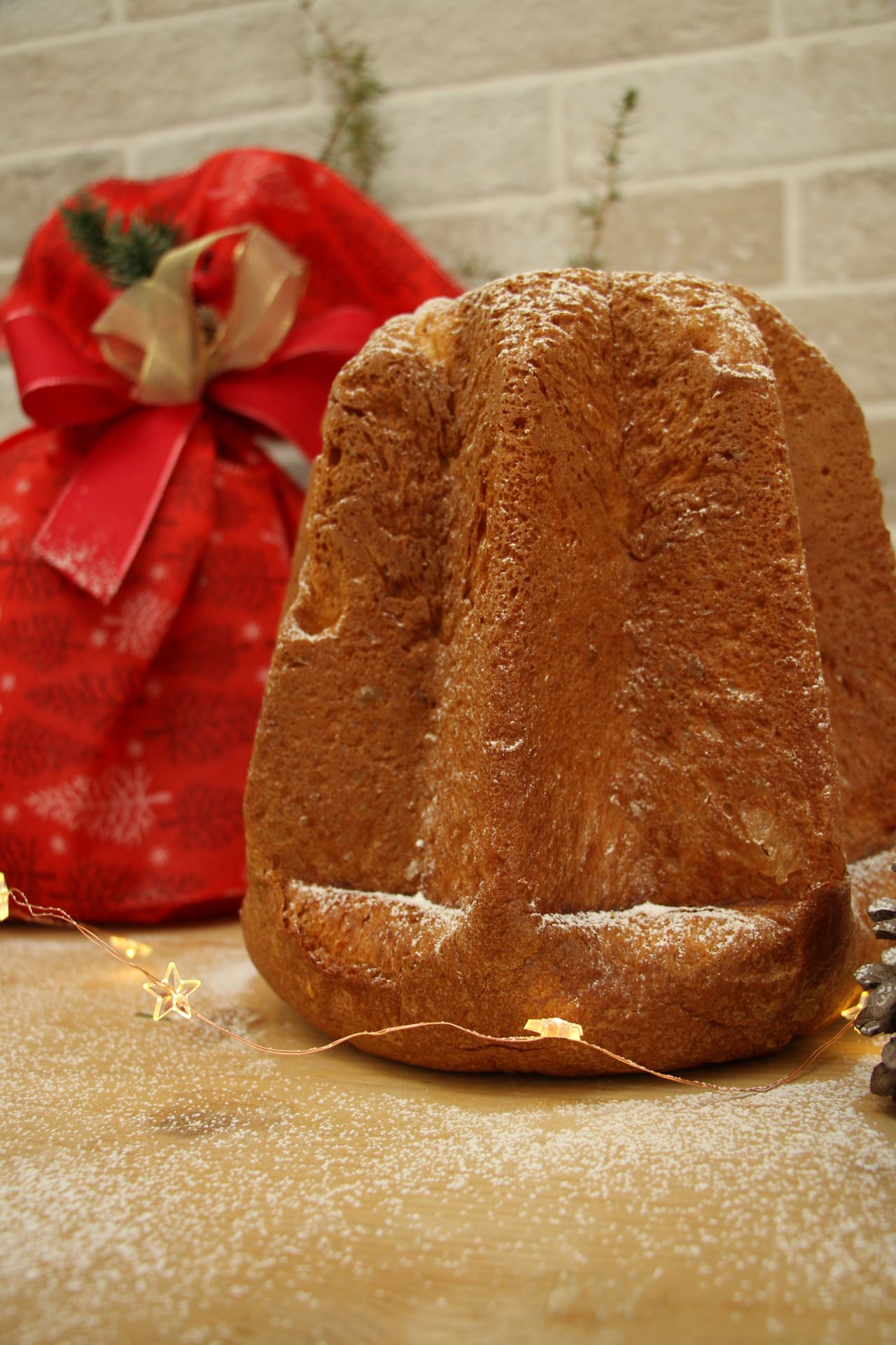 Pandoro decorato con fiocco rosso natalizio