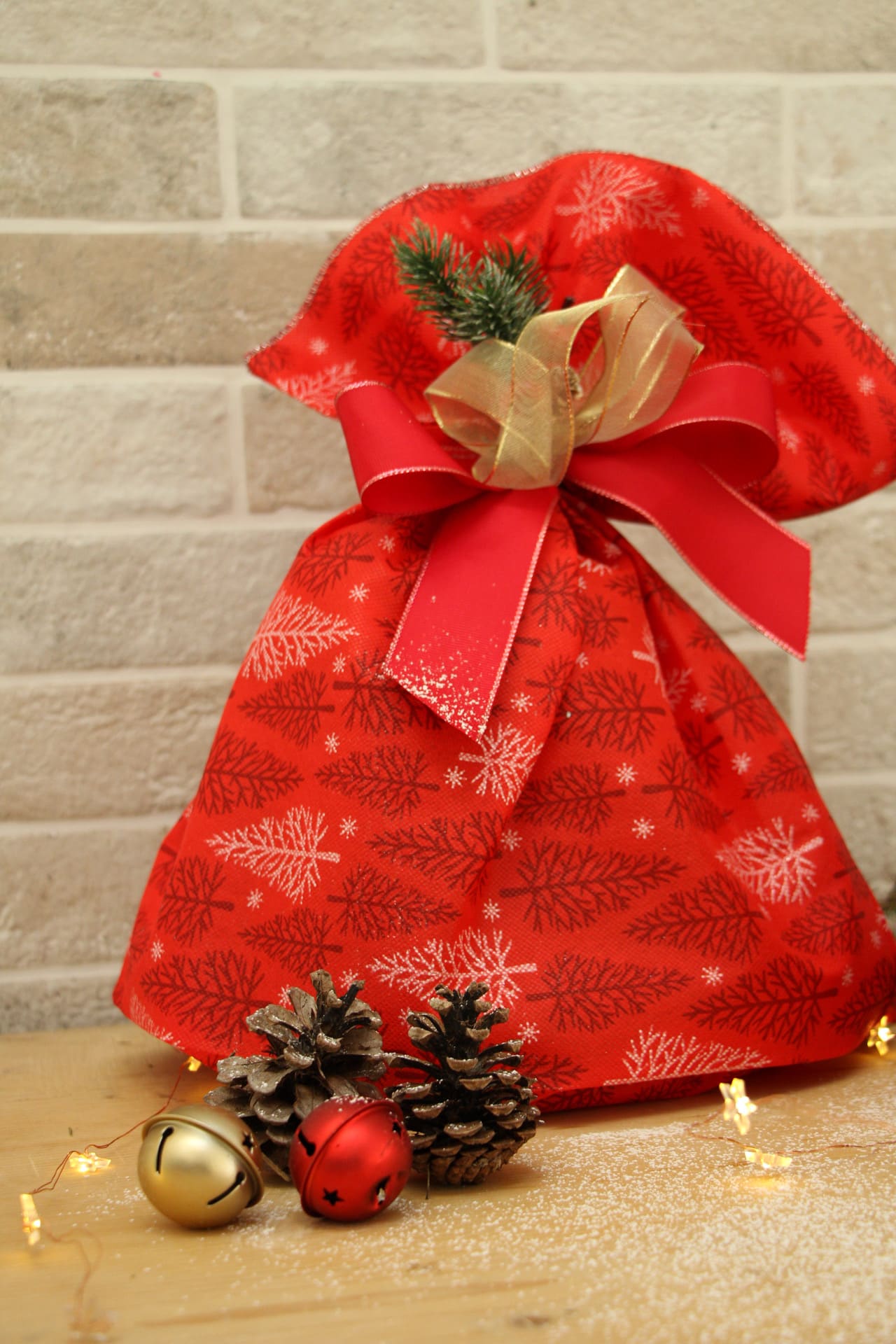 Sacchetto regalo rosso con fiocco dorato