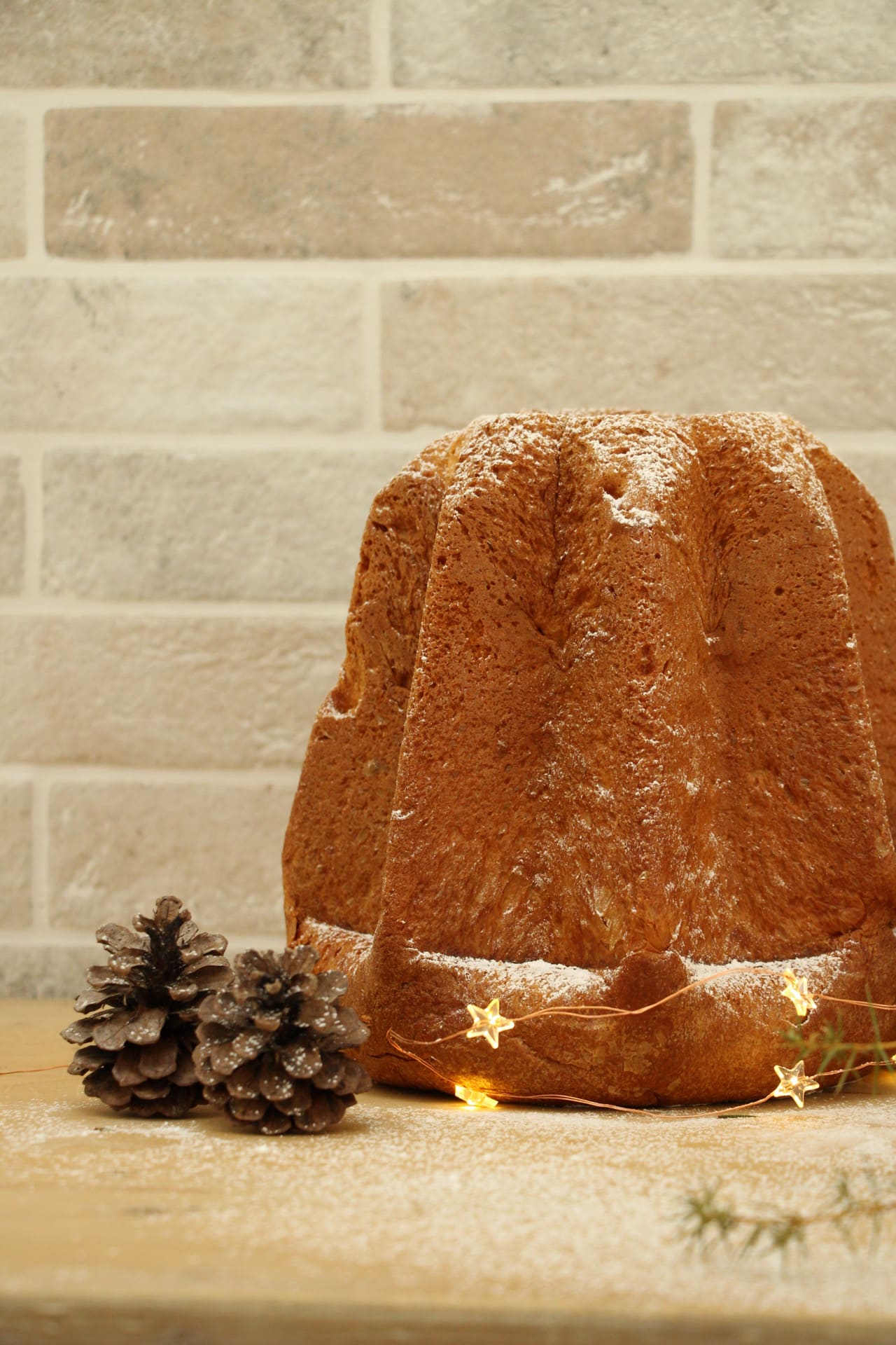 Pandoro artigianale su base di pigne natalizie