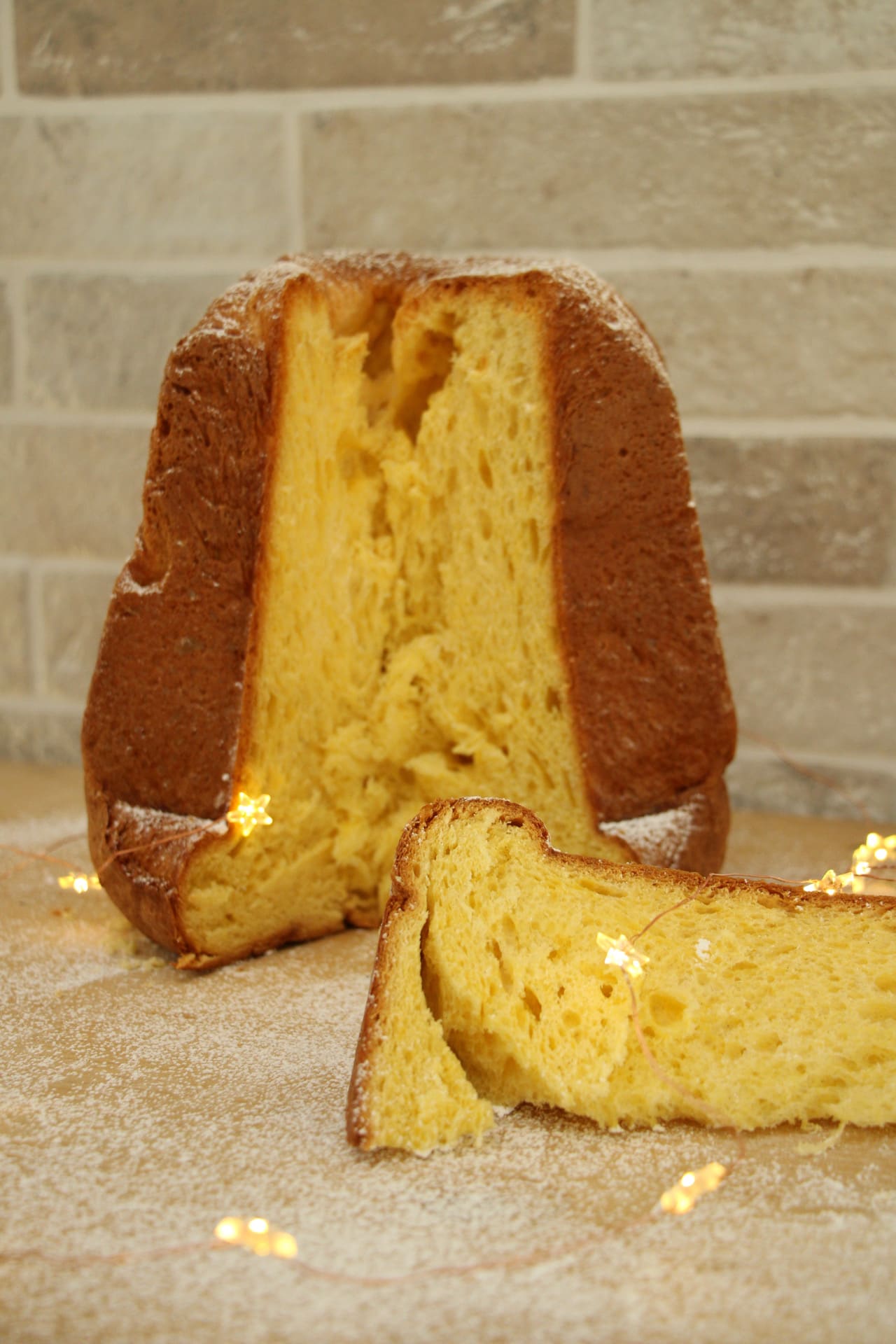 Fetta di pandoro artigianale, consistenza soffice