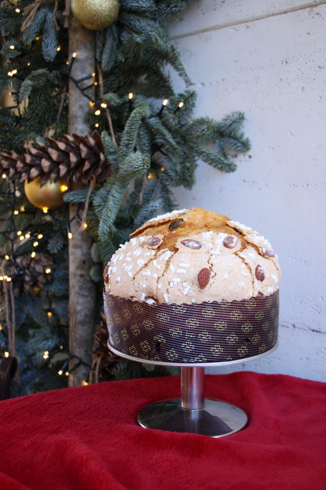 Panettone artigianale su base innevata con decorazioni