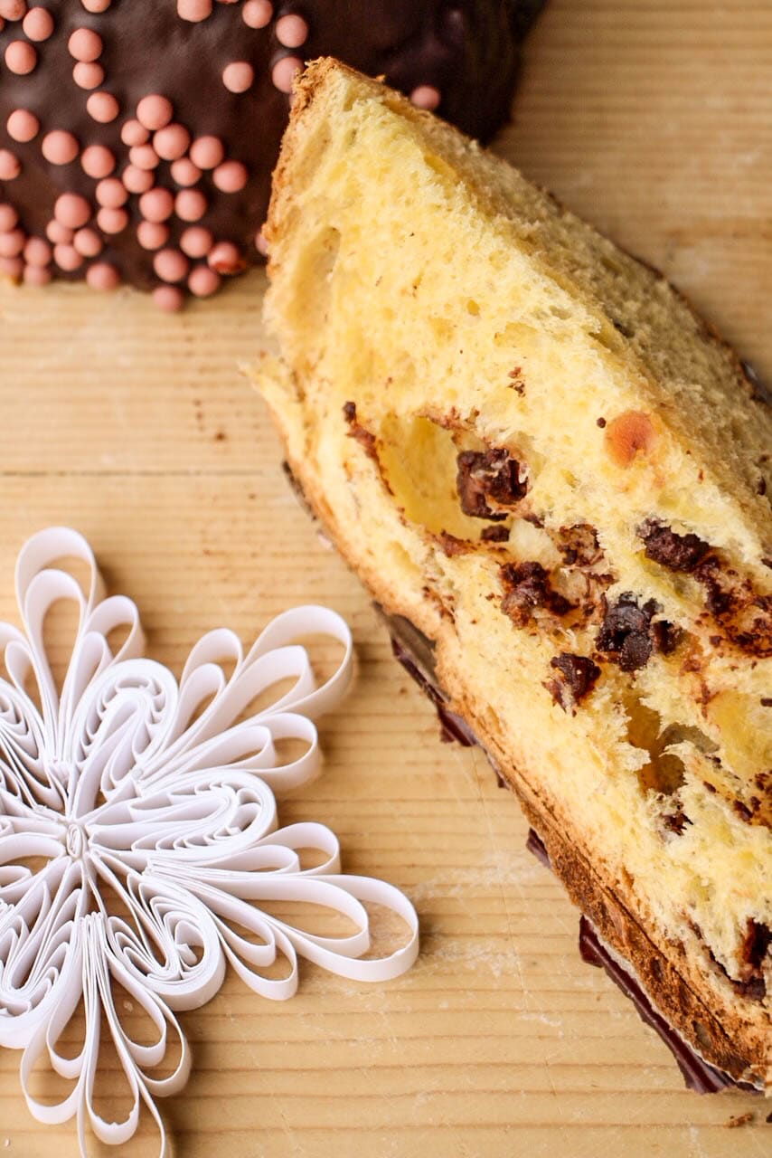 Fetta di panettone artigianale con frutta candita e uvetta