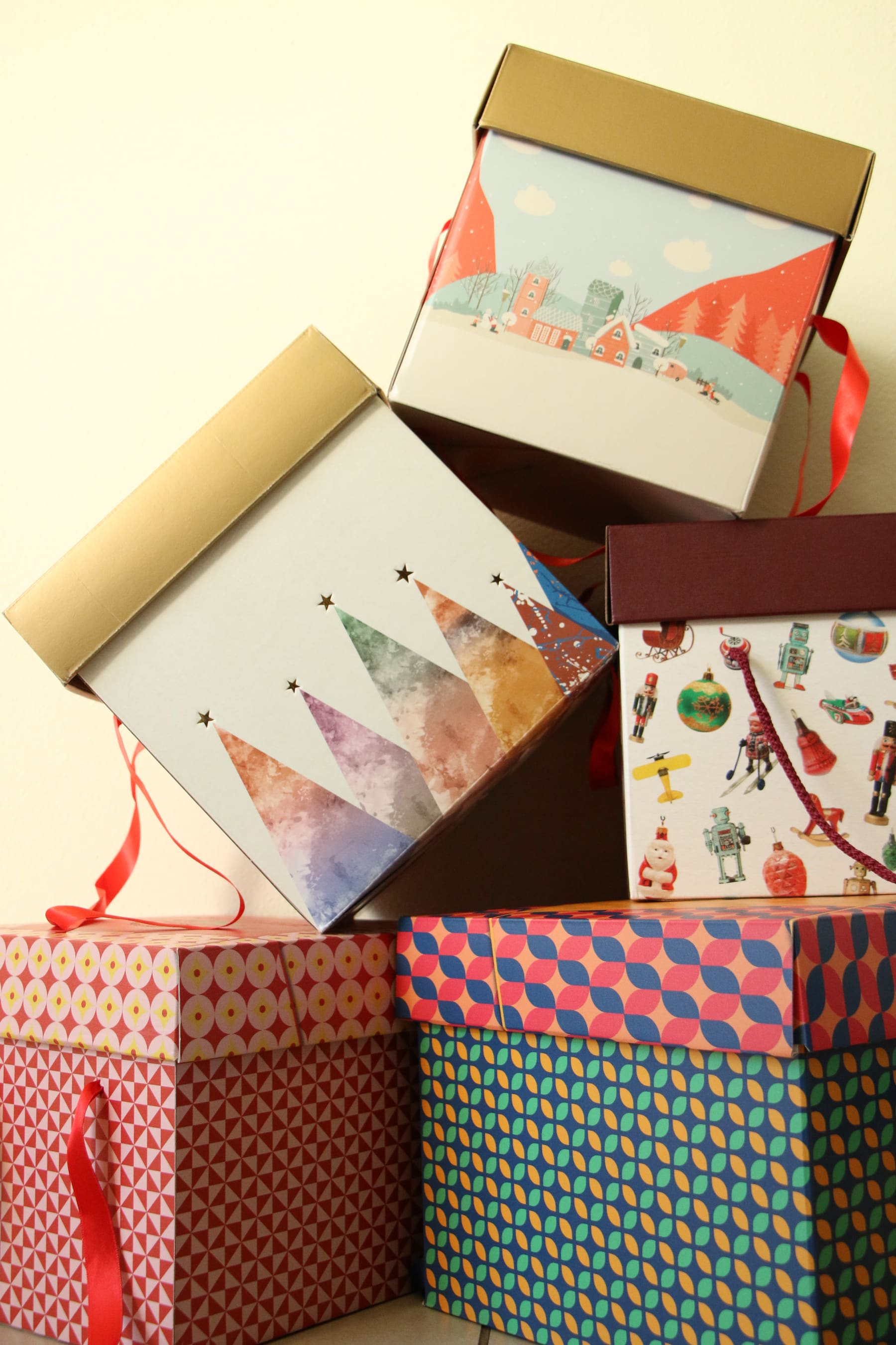 Confezioni regalo natalizie impilate, stile Pasticceria Perla