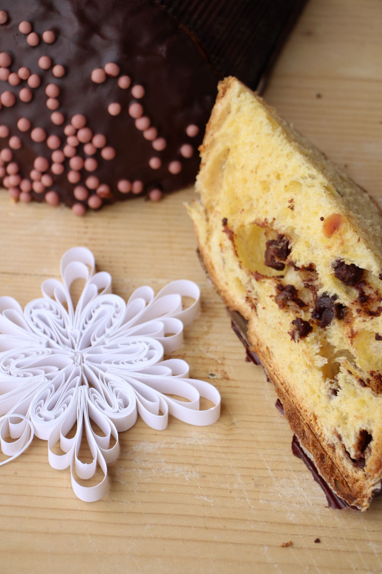 Fetta di panettone glassato al cioccolato fondente
