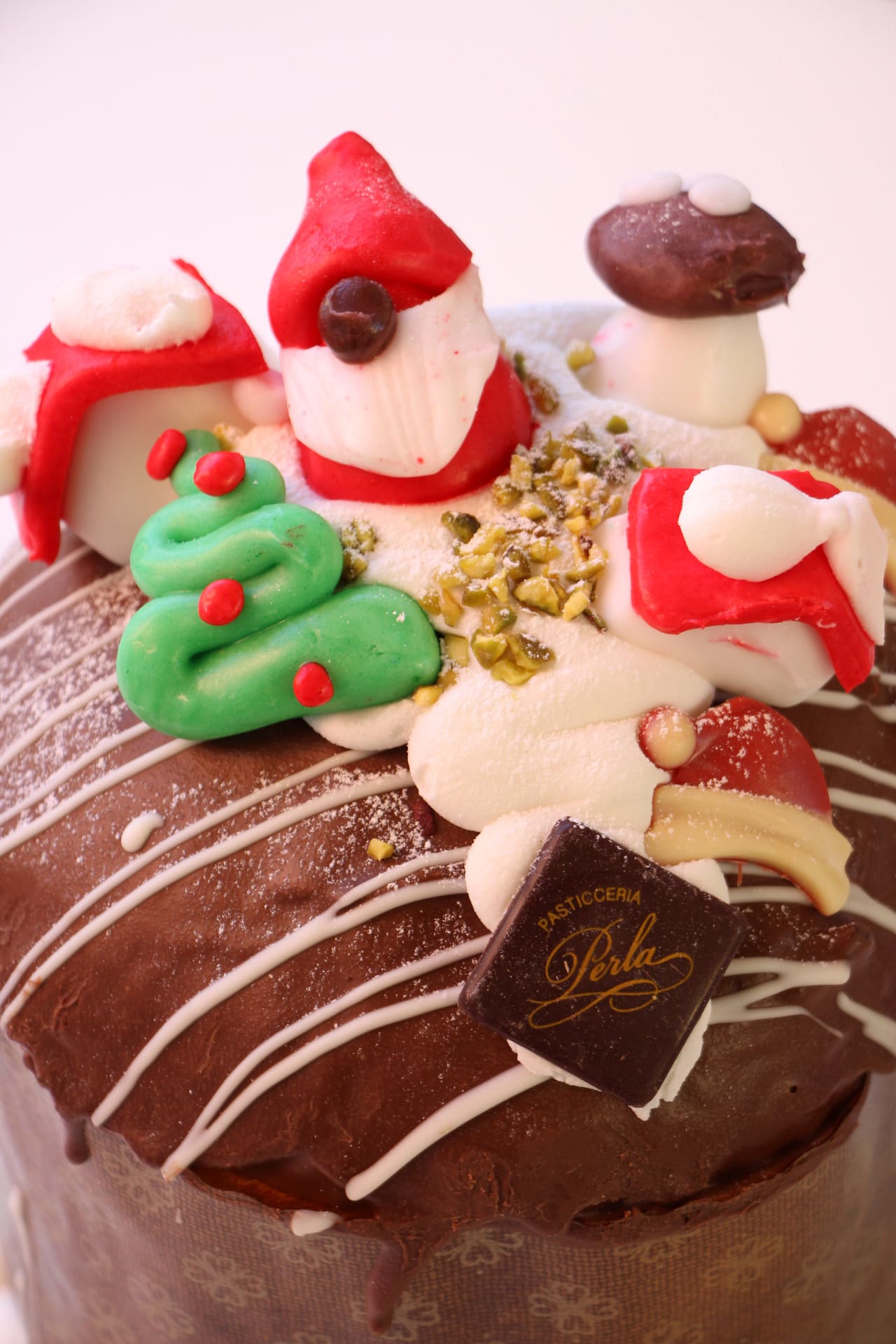 Panettone glassato al cioccolato con decorazione a tema Babbo Natale