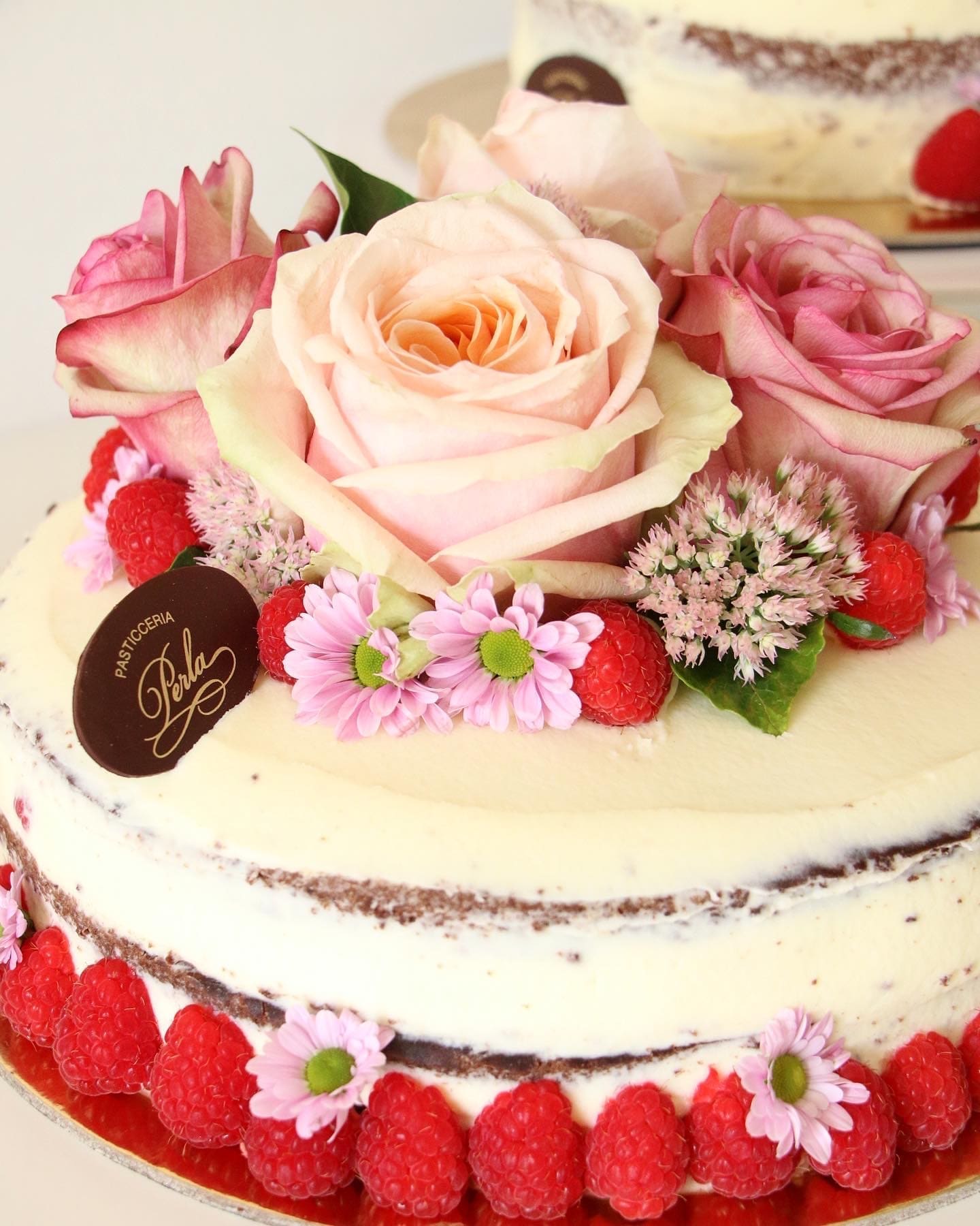 Torta naked cake con rose fresche